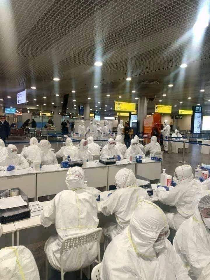 Salah satu keberhasilan Rusia mengatasi COVID-19 adalah menghadangnya di airport dengan menempatkan sejumlah paramedis untuk mendisinfeksi yang tiba.