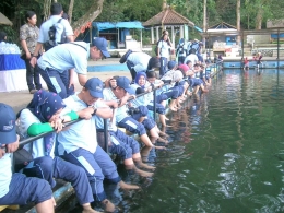 Sejumlah wisatawan melakukan terapi ikan di kolam Cigugur. | dokpri