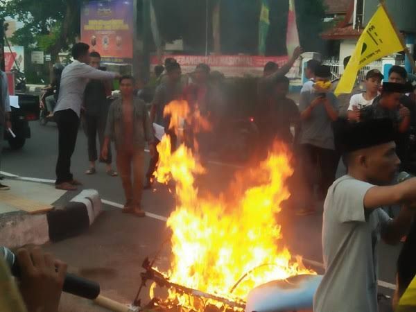 Redaksikota.com | Bakar Keranda Jenazah, PMII Kota Mataram Demo Musnahkan ...