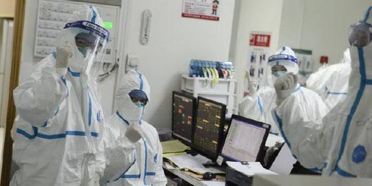 Penanganan pasien virus corona di Wuhan. THE CENTRAL HOSPITAL OF WUHAN VIA WEIBO/Handout via REUTERS