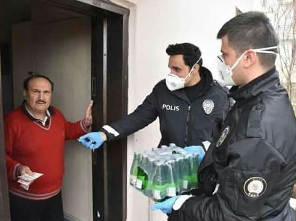 Petugas menyalurkan disinfektan kepada warga (dok.serdanoncu)