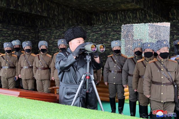 Kim Jong Un ketika melakukan uji coba rudal balistik, Photo: WJS