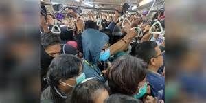 Social Distancing: Himbauan pemerintah untuk menjaga jarak sebagai pencegahan wabah Corona tidak mudah dipatuhi warga (foto: merdeka.com)