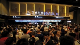 Gambaran ramainya bioskop di Tiongkok sebelum ditutup | sumber: variety.com