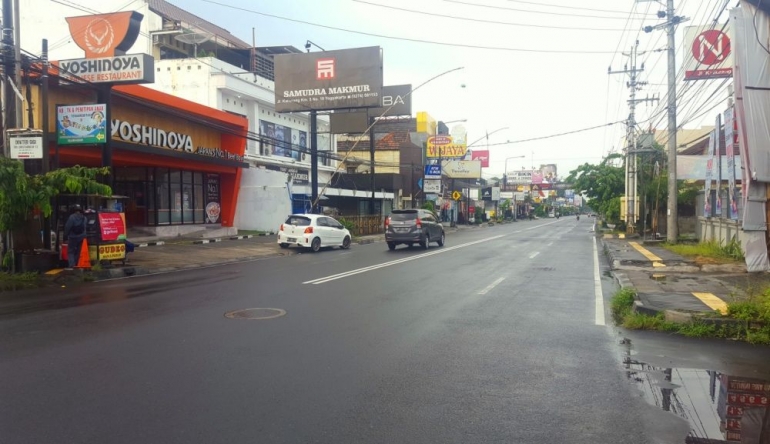 Jalan Kaliurang di Sleman, Yogyakarta lengang pada Senin (23/3/2020) pagi (dok. pri).