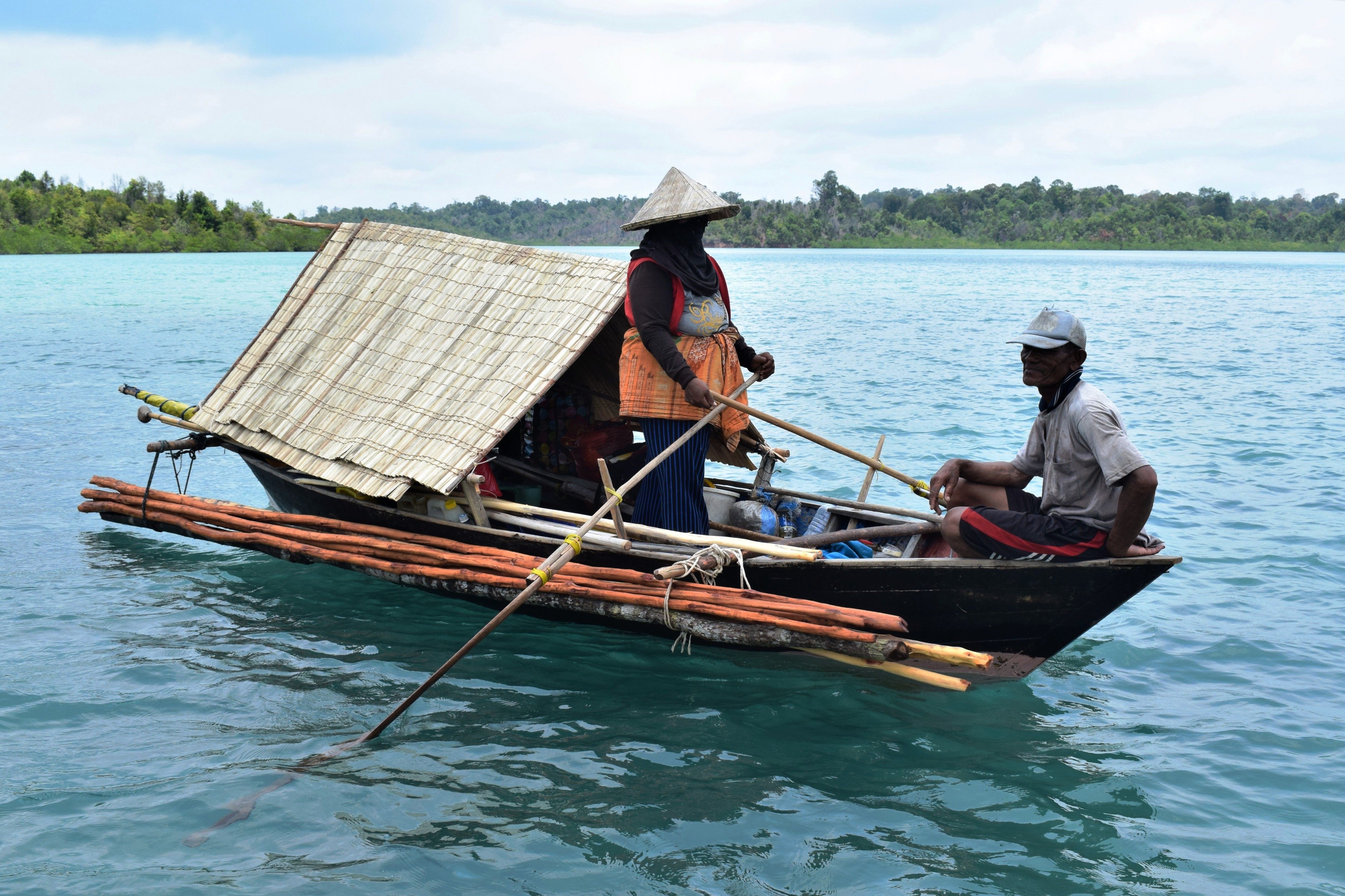 Orang Suku Laut dalam perahu kajang. Sumber gambar: dokumen pribadi.