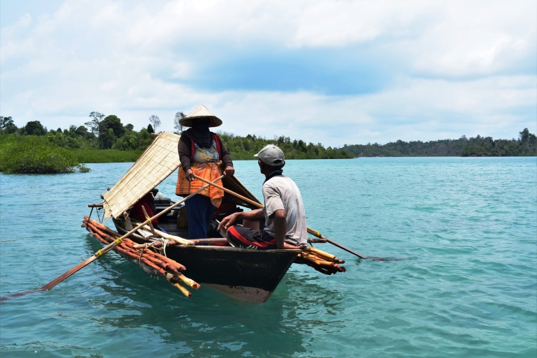 Orang Suku Laut dalam sampan kajangnya. Sumber gambar: dokumen pribadi