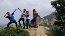 Wisatawan bisa foto dengan lataar belakang bukit kapur. | Dokpri
