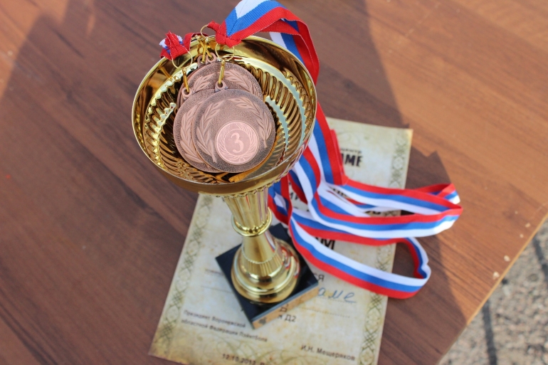 ilustrasi medali dan piala. (sumber: pixabay.com/alex1983)