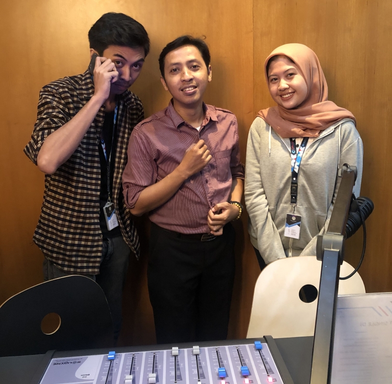 Penulis bersama dua penyiar CFM UAI 107.7 FM | dokpri