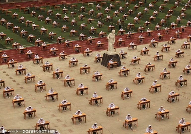 Lebih dari 1.000 pelajar sekolah perawat di Baoji, Provinsi Shaanxi, China, mengikuti sebuah ujian tanpa pengawas ujian di sebuah lapangan terbuka pada 25 Mei 2019 yang lalu. (Photo/CFP - www.cfp.cn)