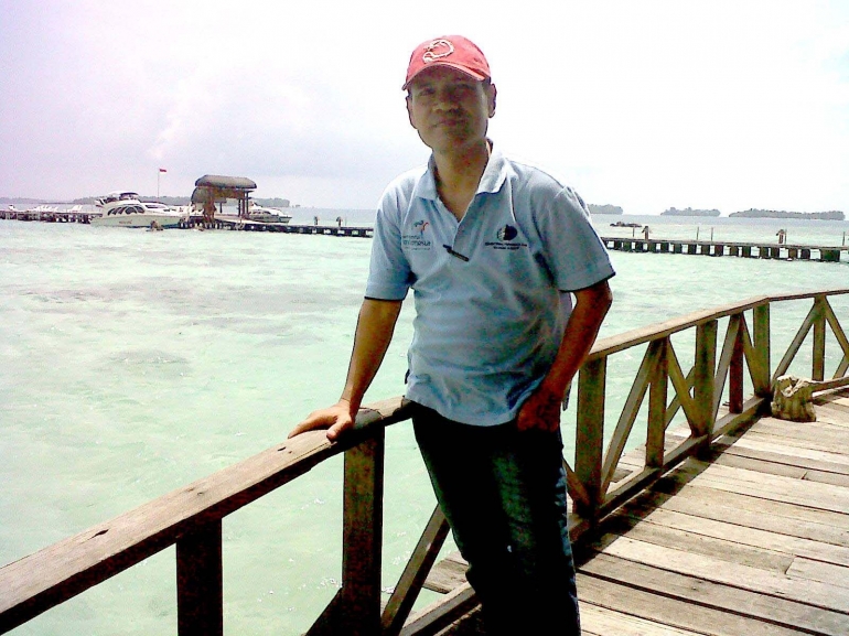 Air laut di Dermaga Pulau Seribu bening dan bergelombang kecil. | dokpri