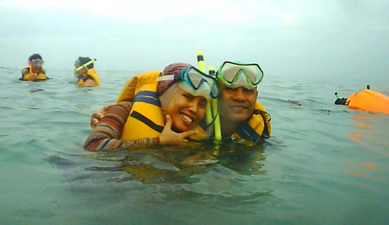 Aktivitas snorkeling sangat menyenangkan.