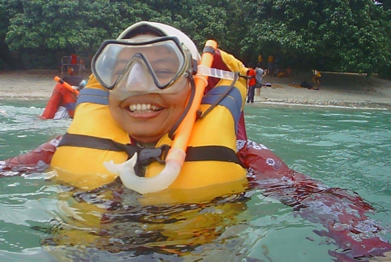 Kalau masih di tepi pantai, harus hati-hati karena banyak batu karang yang tajam.