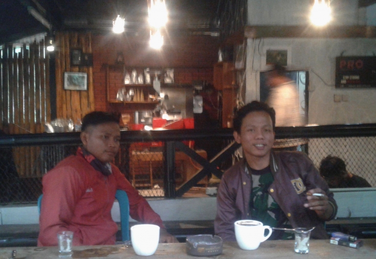 Foto saat di caffe di Tegal, Kiri Sobar TR, Kanan Alam Nuyah