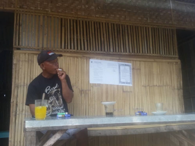 imbaun wwaspada corona yang ditempel di warung kopi di Desa Jantok, Purwoasri // foto: dok.pri