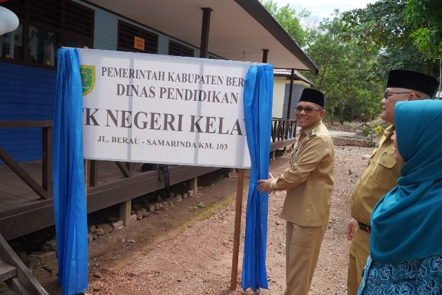 Bupati Berau, Muharram, meresmikan kantor kepala kampung di kecamatan Kelay. Foto: Berau.prokal
