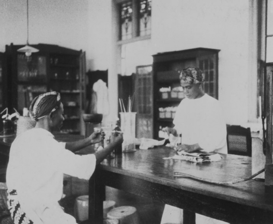 Seorang laboran bumiputera, Raden Mas Korantil yang bekerja pada Eijkman Instituut. Ca. Tahun 1929. Sumber: Koleksi Tropenmuseum.