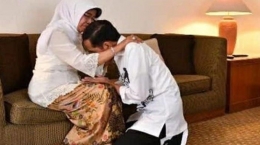 Jokowi sungkem ibunya/TribunNews.com