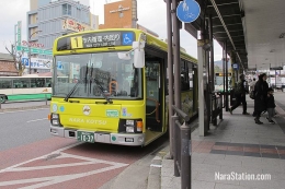 www.NaraStation.com | Terminal bus di Stasiun Nara, dan bus wisata Hip-Hop yang aku tumpangi keliling kota Nara.