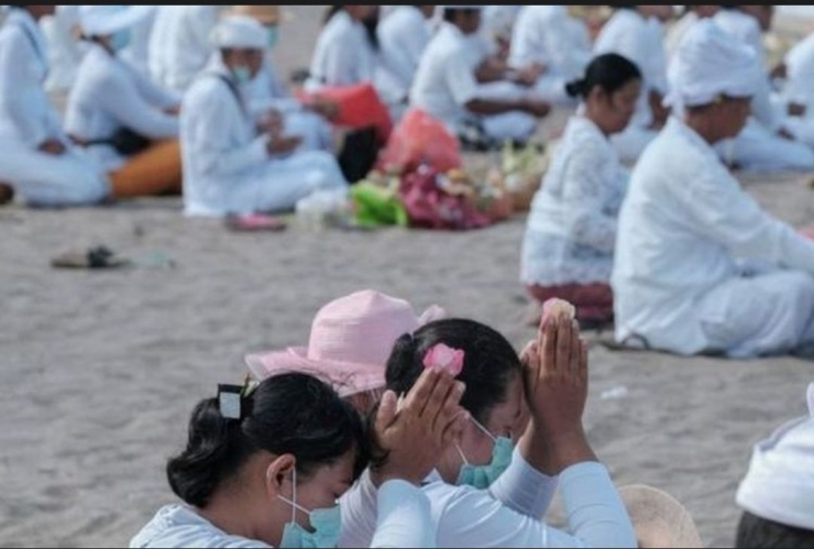 Foto : Upacara Melasti Tanpa Ogoh Ogoh ( Kompas Regional, Getty Image)