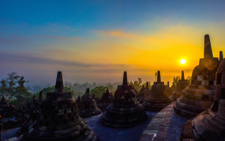 Indahnya matahari terbit Candi Borobudur (sumber: http://www.ourglobaltrek.com/borobudur-sunrise/)