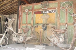 Kamu akan disambut oleh sepeda motor hangus dan kerangka seekor sapi di Museum Sisa Hartaku (sumber: kompas.com/NUR ROHMI AIDA)