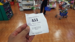 Nomor antrean sebagai alat kontrol jumlah orang di dalam supermarket (dok. pri).