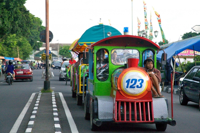 Para penyewa kendaraan wisata untuk hiburan wisatawan yang berkunjung ke Yogyakarta. Mereka mendapat uang secara harian dari pekerjaannya yang ikut merasakan merosotnya sektor pariwisata di Yogyakarta akibat COVID-19 . Sumber: Dok. Pribadi Andi Setyo Pambudi.