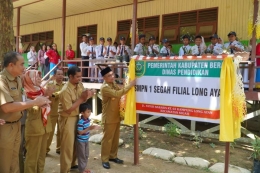 Peresmian sekolah filial di Long Ayan oleh bupati Berau. | Dokumentasi pribadi