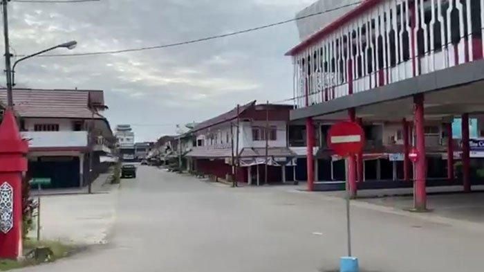 Potret Kota Landak di tengah berlangsungnya Acara Adat Balala' atau Bapantang untuk tidak keluar rumah yang sudah disepakati bersama oleh Dewan Adat Dayak (DAD) bersama para timanggong se-Kabupaten Landak, Kalbar, Senin (23/3/2020).| Sumber: TribunPontianak/Alfon Pardosi