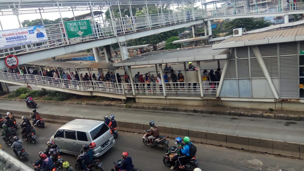 Antrean Pelanggan di Halte Transjakarta Jembatan Baru--dokpri