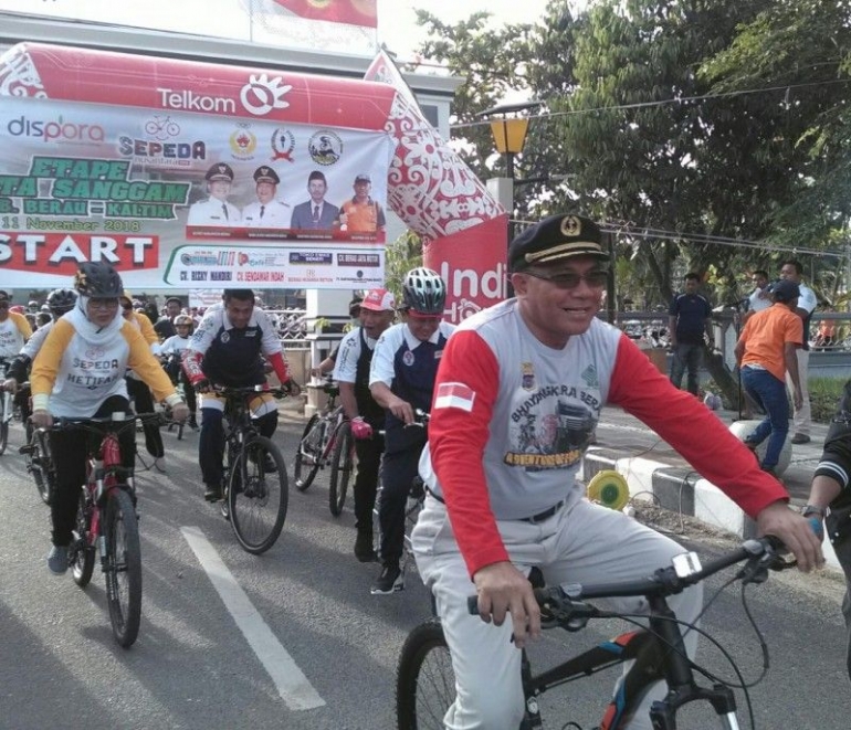 Bupati Berau Muharram mengikuti acara Sepeda Nusantara. RRI Indonesia.