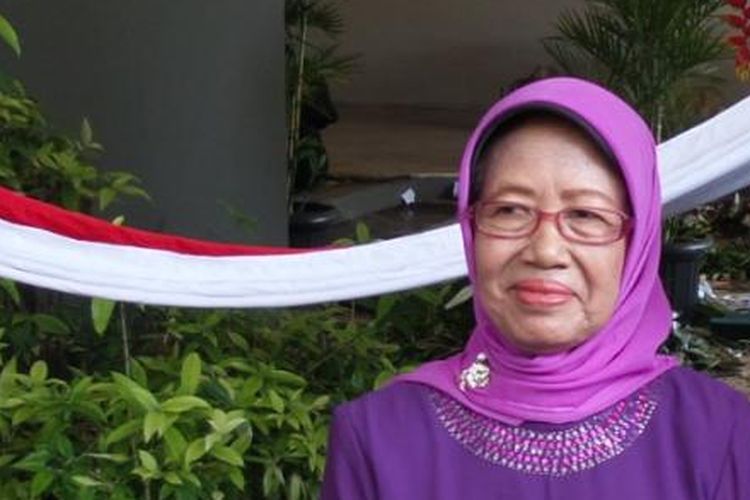 Sudjiatmi, Ibunda Jokowi, saat menghadiri geladi bersih pelantikan presiden dan wakil presiden di Gedung MPR/DPR/DPD, Jakarta, Minggu (19/10/2014).(KOMPAS.COM/DANI PRABOWO)