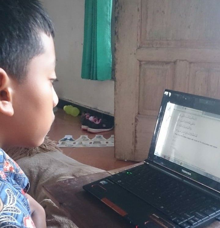 Anak sedang mengerjakan tugas online/dok.pri