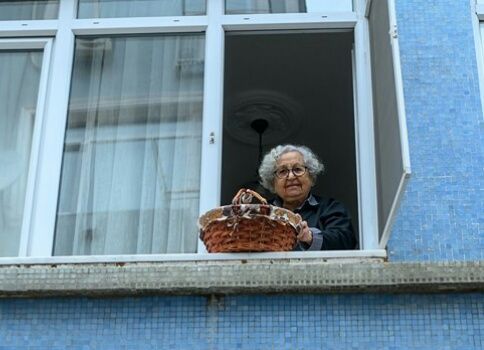 Seorang nenek berbelanja dari atas (dok.sabahdaily)