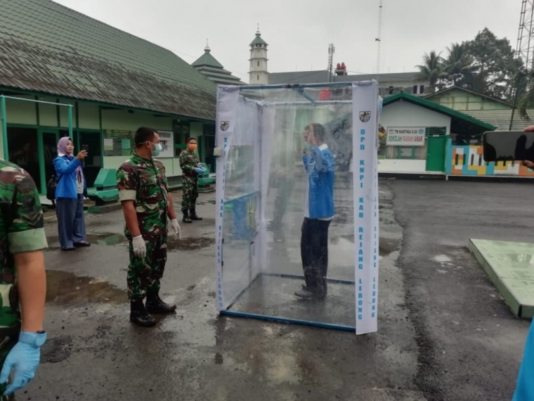 Ketua DPD KNPI Rejang Lebong saat melakukan uji coba Desinfektan Chamber di Makodim 0409/RL | Sumber : Dokumentasi DPD KNPI RL