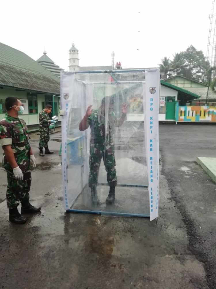 Dandim 0409/RL saat melakukan uji coba Desinfektan Chamber di Makodim 0409/RL | Sumber : Dokumentasi DPD KNPI Rejang Lebong