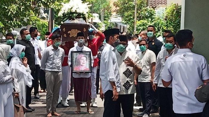 peti jenazah Ibu Sudjiatmi Notomiharjo, Ibunda Jokowi, di usung ke tempat pemakaman di karanganyar