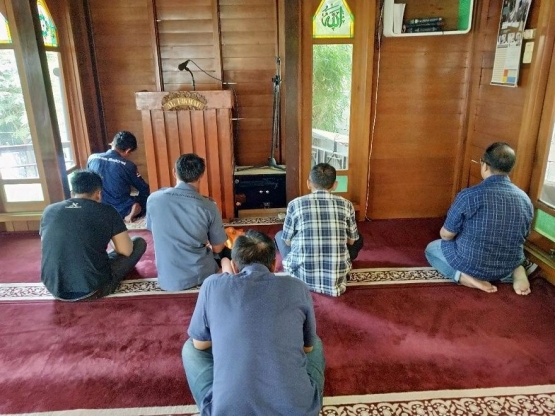 Jemaah mengambil jarak tidak bersentuhan selama melaksanakan shalat di masjid.| Dokpribadi