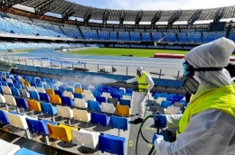 Petugas menyemprotkan disinfektan di sebuah stadion sepak bola di Italia di tengah penyebaran virus korona covid-19. (Foto: ANSA/AFP / CIRO FUSCO) 