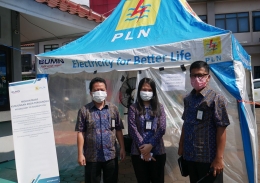 Managemen PLN UP3 Pekalongan di depan tenda disinfektan. Foto Pribadi