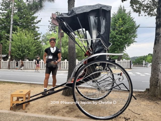 Seorang pemuda Jepang yang kekar, sedang beristirahat setelah menurunkan sepasang wisatawan muda, mereka menuju ke Nara Park .....Dokumentasi pribadi