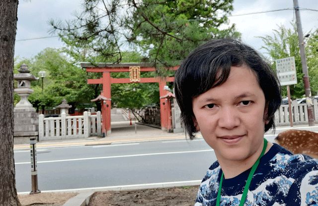 Aku dengan latar belakang sebuah Torii orange khas Jepang, sebuah gerbang menuju Kofuku-ji Shrine|Dokumentasi pribadi