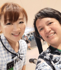 Dokumentasi pribadi | Aku dengan wajah kusut karena kehujanan dan sempat stress dan chaos di Stasiun Nara, bersama Hiyoko, malaikat terbaik yang diutus untuk menolongku .....