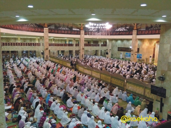 Suasana Ibadah di Masjid Raya Sabilal Muhatdin (dokpri)