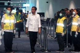 Presiden Jokowi beserta sejumlah Menteri tampak Mendagri Tito Karnavian turut mendampingi dalam meninjau penyemprotan disinfektan di Bandara Soetta - Foto: Ihsanuddin Kompas.com