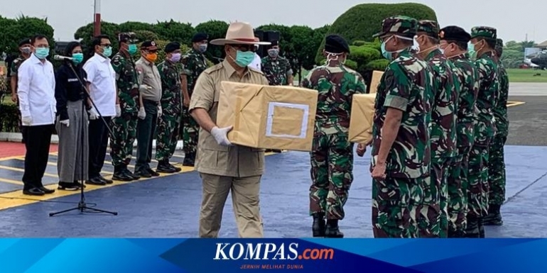 Menhan Prabowo Subianto saat menerima sekitar 8 ton bantuan alat kesehatan dari China yang tiba di Indonesia pada Senin (23/3/2020)| Sumber: Dokumentasi BNPB