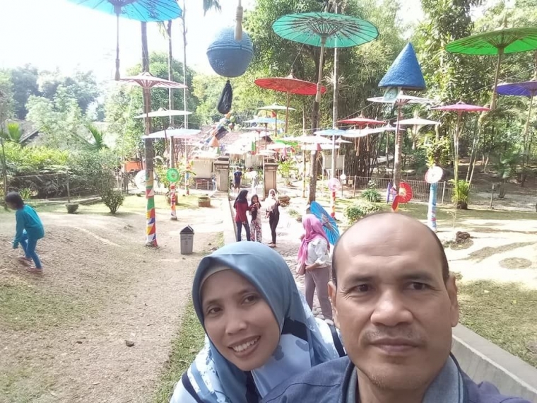 Menyeberangi Situ Cangkuang Sambil Joget joget di Atas Menyeberangi Situ Cangkuang Sambil Joget joget di Atas