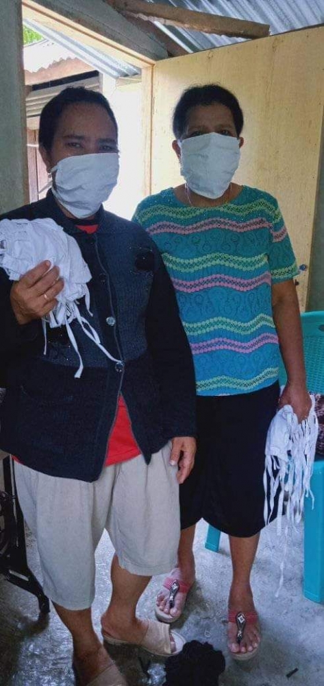 (Ibu-ibu warga kota yang menerima masker buatan Sofia Hebi)